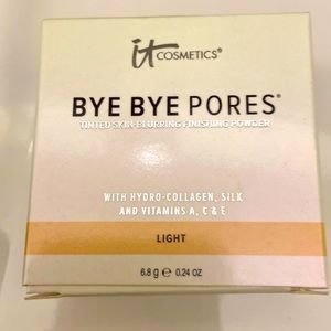It Cosmetics Bye Bye Pores tinted skin blurring finishing powder in light